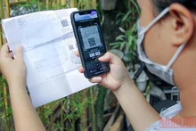 Khách hàng tự thanh toán tiền điện bằng quét mã QR trên hóa đơn điện tử.