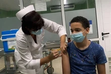Nhân viên y tế tiêm vaccine ngừa Covid-19 Soberana Plus cho trẻ 13 tuổi tại Havana, Cuba. (Ảnh: AFP/TTXVN)
