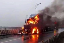 Xe container chở sữa bốc cháy giữa cầu Gianh.