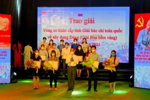 Ban Tổ chức trao giải thưởng cho các tác giả, nhóm tác giả đạt giải vòng sơ khảo cấp tỉnh giải Búa Liềm Vàng năm 2021.