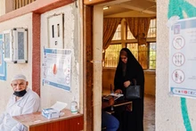 Cử tri Iraq đi bầu cử quốc hội trước thời hạn ngày 10/10/2021. (Ảnh: Reuters)