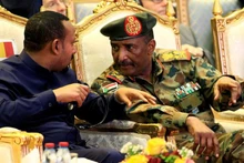 Ông Abdel Fattah al-Burhan và Thủ tướng Ethiopia Abiy Ahmed tại thủ đô Khartoum, Sudan, ngày 17/8/2019. (Ảnh: Reuters)