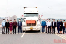 Đại diện lãnh đạo Bộ Y tế và thành phố Móng Cái tiếp nhận số hàng viện trợ chống dịch của tỉnh Quảng Tây (Trung Quốc).