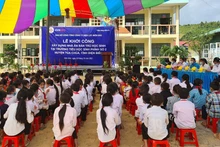 Đại diện Tổng Công ty Điện lực miền Bắc, Công ty Điện lực Điện Biên cùng chính quyền địa phương động thổ khởi công nhà ăn tặng học sinh bán trú.