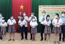  Trao điện thoại thông minh cho học sinh tại TP Long Khánh, tỉnh Đồng Nai.