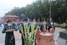 Lãnh đạo tỉnh Bình Phước và VRG dâng hương tại Tượng đài Phú Riềng Đỏ nhân kỷ niệm 92 năm Ngày thành lập Chi bộ Đông Dương Cộng sản Đảng và Ngày truyền thống ngành cao-su Việt Nam.