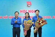 Bí thư Thứ nhất Trung ương Đoàn Nguyễn Anh Tuấn (ngoài cùng, bên trái) tặng hoa chúc mừng các đồng chí Nguyễn Phạm Duy Trang và Nguyễn Minh Triết.