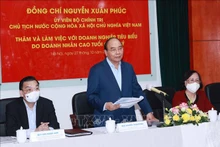 Chủ tịch nước Nguyễn Xuân Phúc làm việc với lãnh đạo thành phố Hà Nội và các cá nhân điển hình tiên tiến là người cao tuổi làm quản lý doanh nghiệp. (Ảnh: TTXVN)