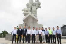 Liên doanh Việt - Nga Vietsovpetro tổ chức Lễ đặt vòng hoa tại Tượng đài Cam Ranh.