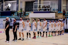 Đội bóng Thang Long Warriors trên sân VBA - NTU Arena 2021 trước khi bắt đầu trận đấu thực nghiệm.