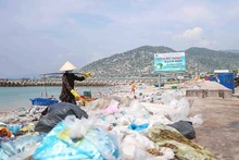 Rác thải bừa bãi dồn tụ lâu ngày, ngập đầy bờ biển xã Cá Ná.
