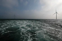 Các tuabin gió tại trang trại điện gió ngoài khơi Eneco Luchterduinen gần Amsterdam, Hà Lan ngày 26/9/2017. (Ảnh: Reuters)