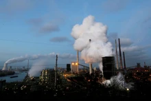Khí thải từ một nhà máy thép. (Ảnh Reuters)
