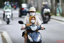Người Hà Nội đón gió lạnh đầu mùa