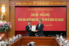 Đồng chí Trần Tuấn Anh (phải) trao quyết định cho đồng chí Nguyễn Duy Hưng.