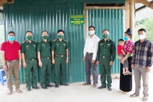 Đại diện Bộ Chỉ huy Bộ đội Biên phòng Sơn La trao “Nhà đồng đội” cho gia đình đồng chí Quàng Văn Kiểm.