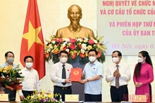 Chủ tịch Quốc hội Vương Đình Huệ trao Nghị quyết cho Viện trưởng Viện Lập pháp Nguyễn Văn Hiển. (Ảnh: Duy Linh)