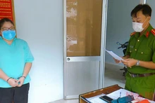 Tống đạt quyết định khởi tố vụ án, khởi tố bị can và lệnh bắt bị can để tạm giam với Nguyễn Phương Thanh.