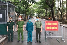 Các lực lượng chức năng tại khu cách ly tập trung của quận Long Biên.