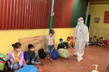 Học sinh ở xã Si Pa Phìn, huyện Nậm Pồ, Điện Biên, thuộc đối tượng F1 đang chờ làm thủ tục vào cách ly tập trung (Ảnh minh họa: Lê Lan).