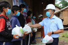 Cán bộ, công nhân Điện lực Kon Rẫy tặng các phần quà nhân dịp Quốc tế Thiếu nhi 1-6 cho các cháu làng Đăk Nghen, xã Đăk Pne, huyện Kon Rẫy.