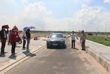 Người dân chưa nhận bàn giao đất trong khu tái định cư vì cho rằng, đường 6m thay vì 4m như hiện hữu.