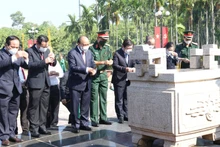 Chủ tịch nước Nguyễn Xuân Phúc dâng hương tại Khu tưởng niệm Liệt sĩ Ngã Ba Giồng.