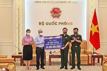 Đồng chí Đỗ Văn Chiến trao kinh phí hỗ trợ cán bộ, chiến sĩ quân đội đang thực hiện nhiệm vụ phòng, chống dịch Covid-19.