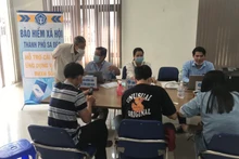 Cán bộ BHXH TP Sa Đéc (Đồng Tháp) hướng dẫn cài đặt VssID cho người lao động trong KCN Sa Đéc.