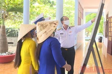 Người dân Trường Sa Lớn xem danh sách cử tri niêm yết. Ảnh: NGỌC HÒA