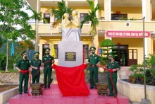 Lãnh đạo Bộ chỉ huy BĐBP tỉnh và Đồn Biên phòng cửa khẩu A Đớt cắt băng khánh thành Tượng đài “Bác Hồ với chiến sĩ biên phòng”.