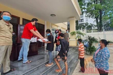 Tổng Lãnh sự quán Việt Nam tại Preah Sihanouk phát quà cứu trợ cho nhiều gia đình người Việt và Campuchia, sáng 16-5.
