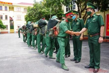 Lãnh đạo Bộ Chỉ huy BĐBP Điện Biên động viên các chiến sĩ lên đường thực hiện nhiệm vụ trên biên giới.