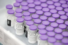 Vaccine ngừa Covid-19 của Pfizer - BioNTech được cho phép bảo quản trong tủ lạnh một tháng. Ảnh: Reuters.