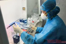 Nhân viên y tế Bệnh viện Đa khoa Đồng Tháp tại phòng xét nghiệm chẩn đoán SARS-CoV-2