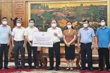 Đại diện Hội Doanh nhân trẻ Việt Nam trao kinh phí trị giá 500 triệu đồng và 500 bộ kit xét nghiệm tặng tỉnh Bắc Giang.