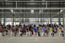 Người dân quận Bang Khae ở thủ đô Bangkok đang chờ tiêm vaccine ngừa Covid-19. (Ảnh: Bưu điện Bangkok)