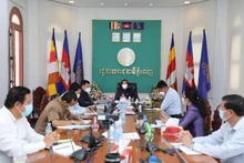 Thị trưởng Phnom Penh Khuong Sreng chủ trì cuộc họp phòng, chống Covid-19. (Ảnh: Fresh News)