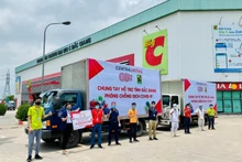 Cán bộ và nhân viên đại siêu thị GO!, Big C tại Bắc Giang thể hiện quyết tâm chung tay cùng địa phương chống dịch Covid-19. (Ảnh: Central Retail cung cấp)