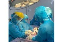 Bé trai chào đời khỏe mạnh. (Ảnh: Trung tâm y tế quận Sơn Trà cung cấp)