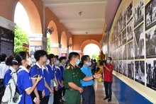 Khách tham quan triển lãm trong buổi khai mạc.