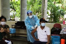 Tiêm vaccine ngừa Covid-19 cho người dân tại một khu vực lây nhiễm nặng của Phnom Penh. (Ảnh: Fresh News)