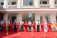 Các đại biểu cắt băng khánh thành Trạm y tế xã Vĩnh Lợi.