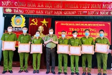 Giám đốc Công an tỉnh Thanh Hóa khen thưởng các tập thể, cá nhân lập công.