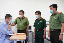 Giám đốc Công an TP Hà Nội thăm, động viên và trao thư khen, giấy khen của UBND TP Hà Nội, Công an TP Hà Nội tặng anh Nguyễn Trần Minh.