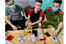 Công an bắt giữ Đoàn Văn Nam cùng tang vật phạm pháp quả tang.