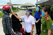 Nữ chiến sĩ Công an phường Tào Xuyên (Thành phố Thanh Hóa) cùng các lực lượng làm nhiệm vụ tại chốt kiếm soát dịch Covid-19 trên địa bàn.