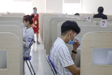 Các thí sinh chuẩn bị làm bài thi trên máy tính.
