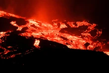 Núi lửa Cumbre Vieja trên đảo La Palma, thuộc quần đảo Canaria, bắt đầu phun trào vào Chủ nhật tuần trước, ngày 19/9. Viện Nghiên cứu núi lửa quần đảo Canaria dự báo đợt phun trào lần này của núi lửa Cumbre Vieja sẽ kéo dài trong khoảng từ 24-84 ngày.