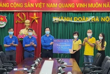 Đại diện Ban Tổ chức “Siêu thị mini 0 đồng - Hà Nội trái tim hồng” bàn giao những phần quà cuối cùng của giai đoạn 3 cho Thành đoàn, Hội Sinh viên TP Hà Nội, chính thức khép lại chương trình mang ý nghĩa nhân văn này. 
